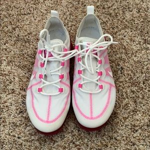 White and pink vapormax size 8